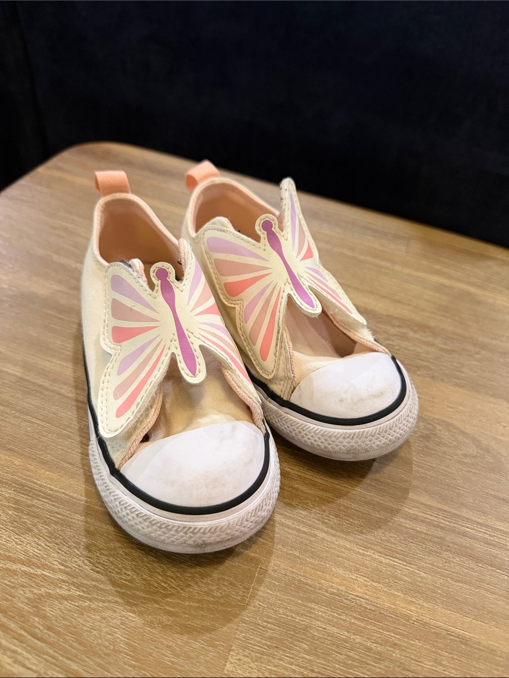 Converse Butterly Girls’ Chuck Taylor Sneakers size 9 toddler - runs big